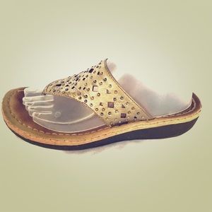 Clark’s artisan studded gold thong sandals sz 9